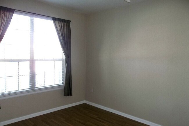 Building Photo - Beautiful Southeast Fort Collins Condo with Community Amenities