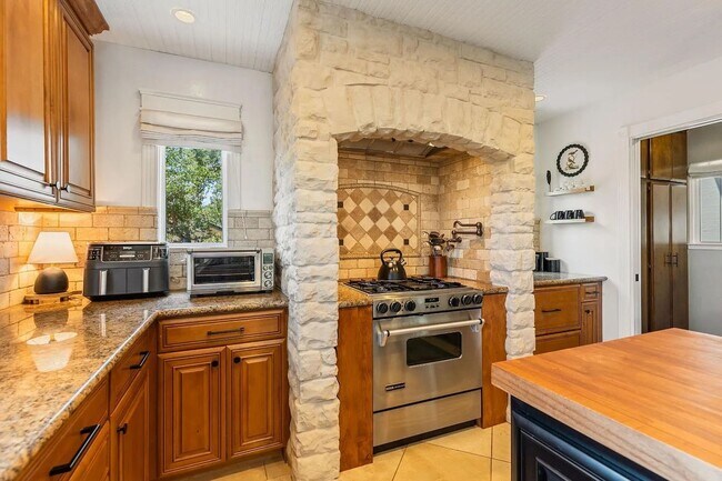 Building Photo - Luxury 5 Bedroom Home with Panoramic Views...