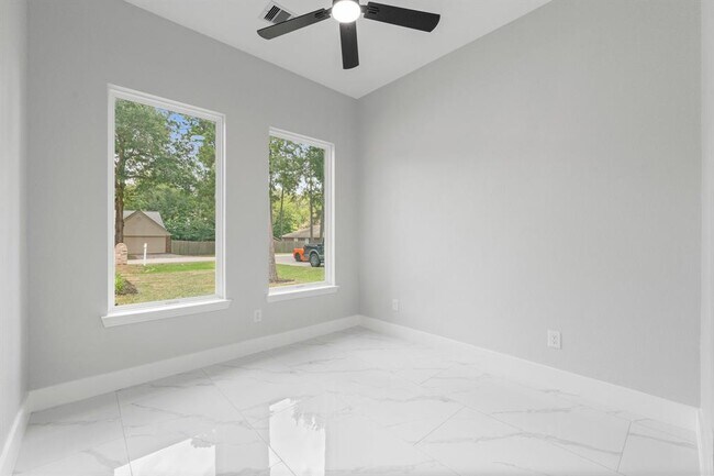 Building Photo - 327 Paradise Ln