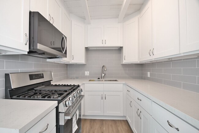 Building Photo - 221 39th St