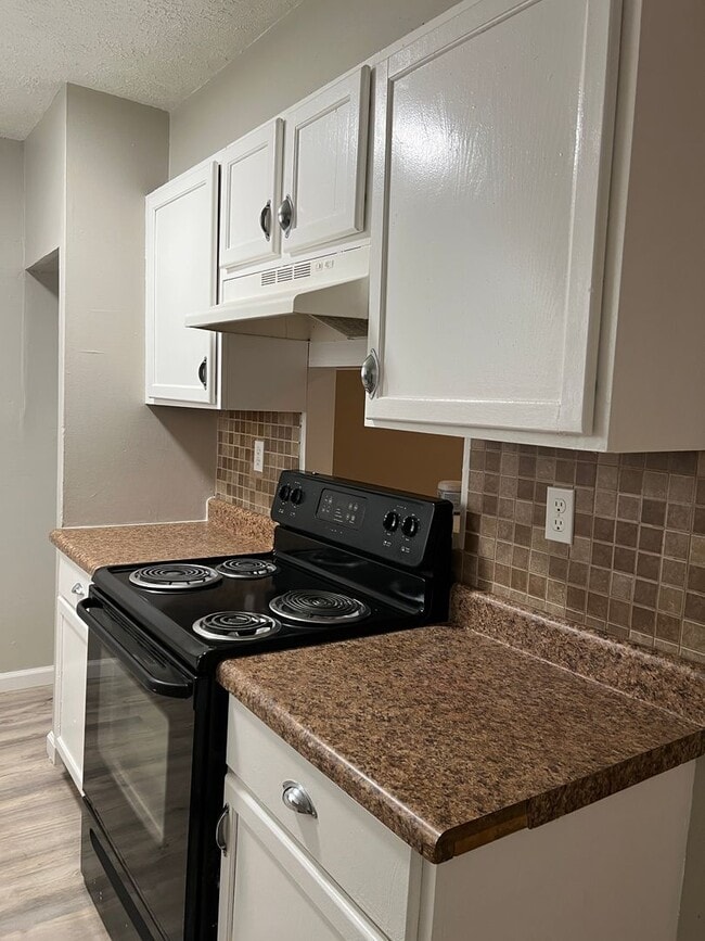 Building Photo - 6028 Laurel Hall Dr