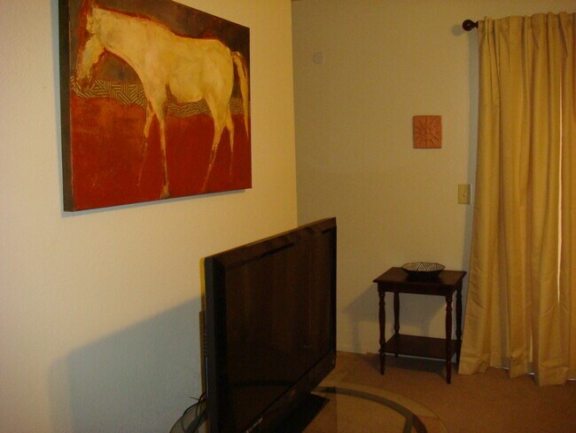 Building Photo - 3357 N Country Club Rd