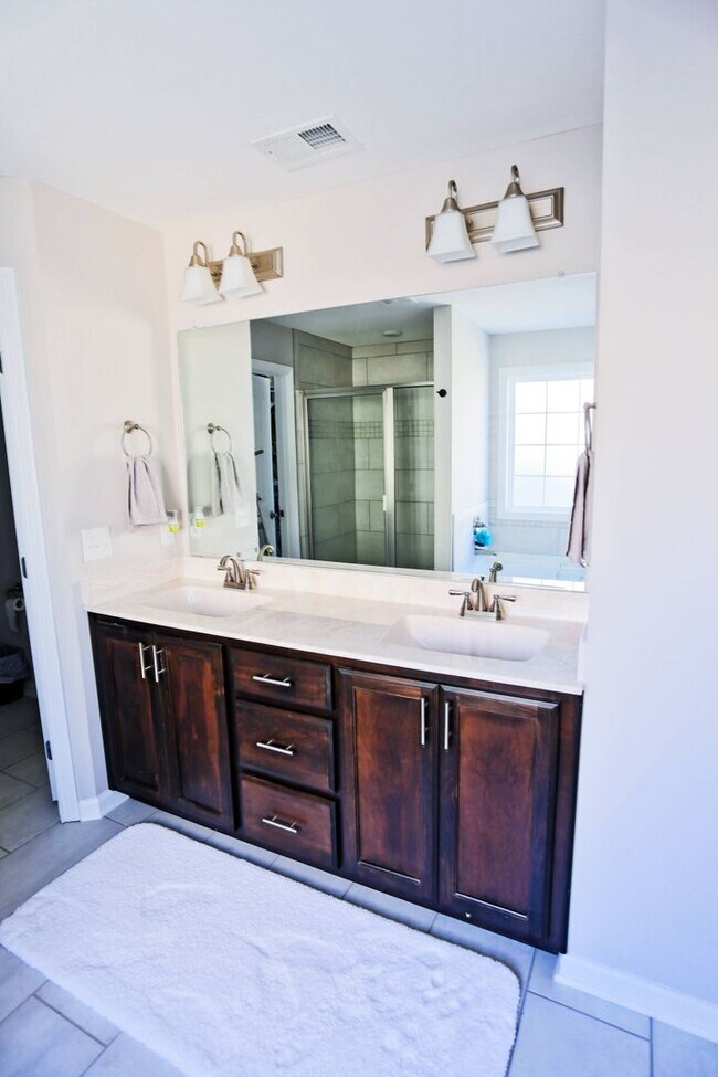 Building Photo - Beautiful Clarksville Rental