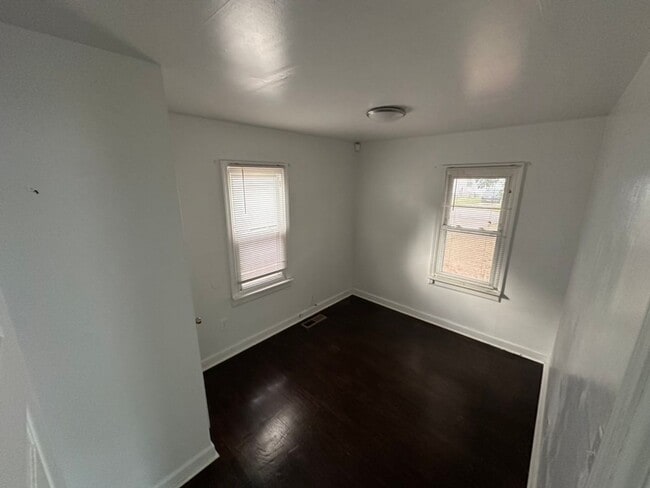 Building Photo - 3 Bed/ 1.5 Bath