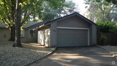 Building Photo - 3 Bedrooms, 2 Baths Half-plex in Greenhaven