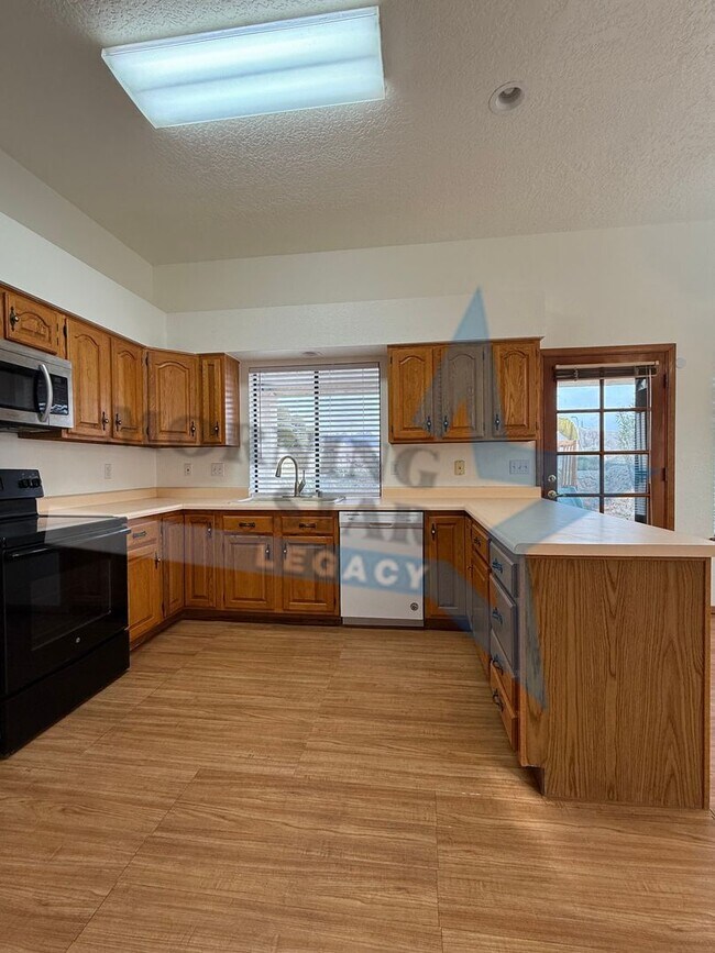 Building Photo - Move-in Special! Charming Home with Mountain Views!