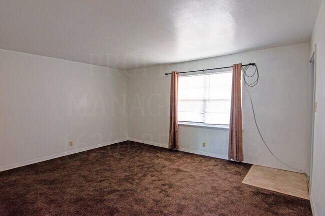 Building Photo - 2 Bedroom 1 Bath