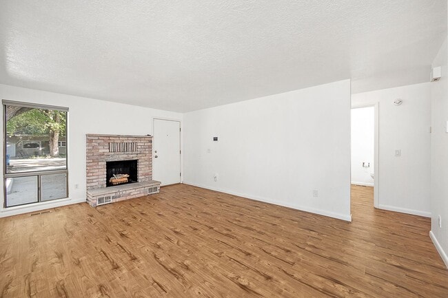 Building Photo - Super Cute North End Place with Garage and Backyard!