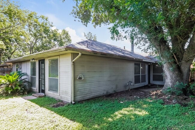 Building Photo - 15306 Evergreen Pl Dr