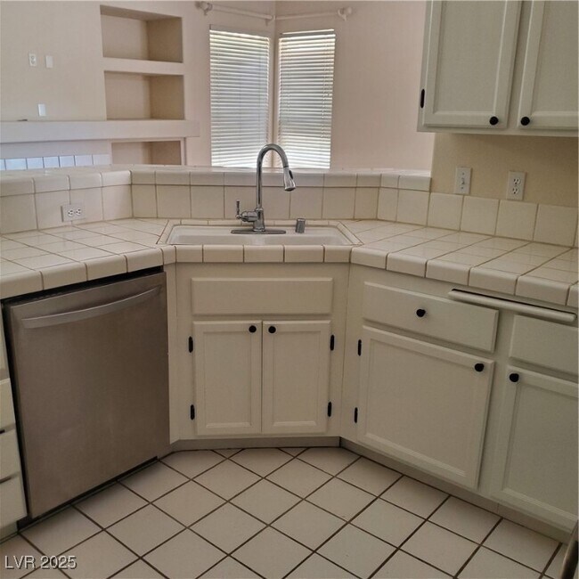 Building Photo - 7758 Vista Sunrise Dr