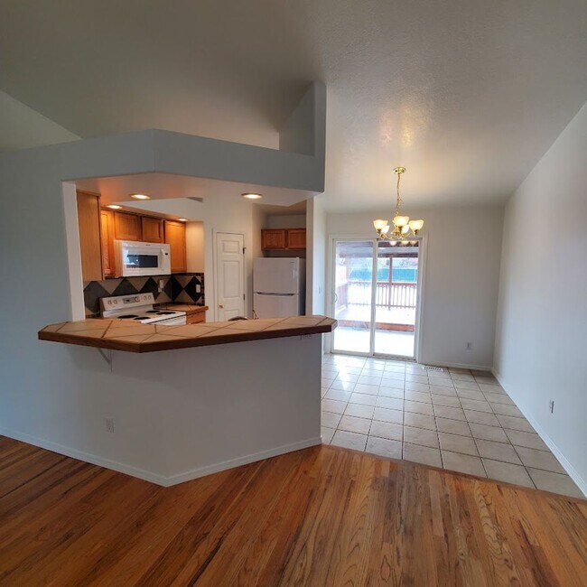 Building Photo - Charming West Boise Home with Spacious Yard and Modern. Prime Location!