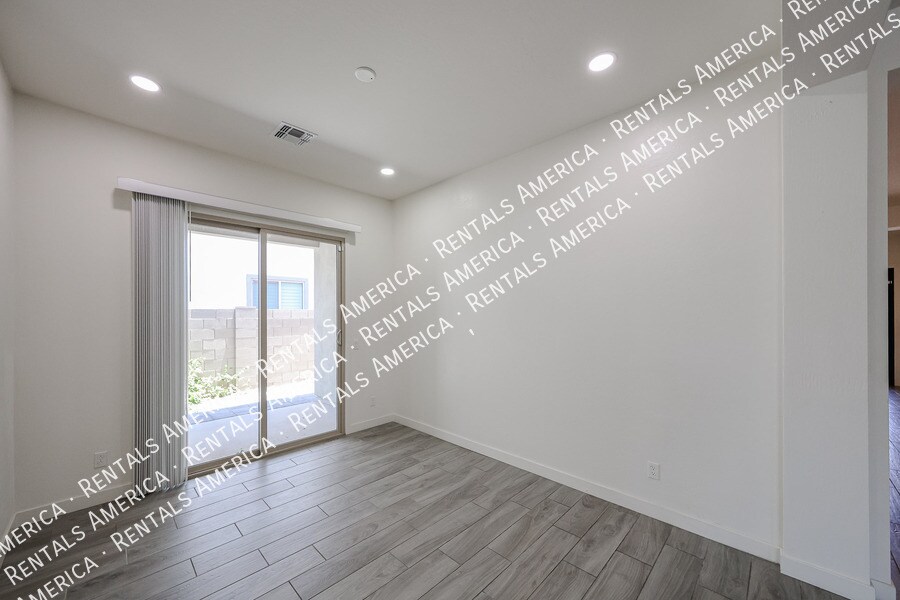 Building Photo - 1530 E San Carlos Way