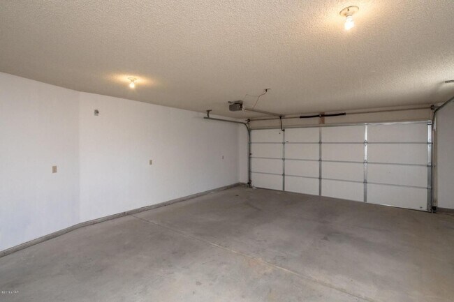 Building Photo - Unfurnished Long Term House! Price Adjustm...