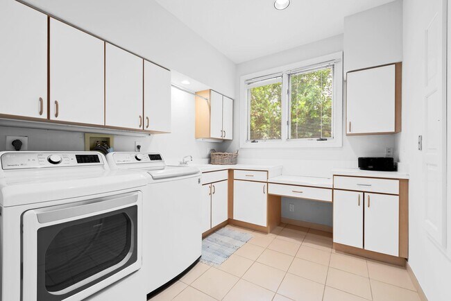 Building Photo - 396 E Coconut Palm Rd