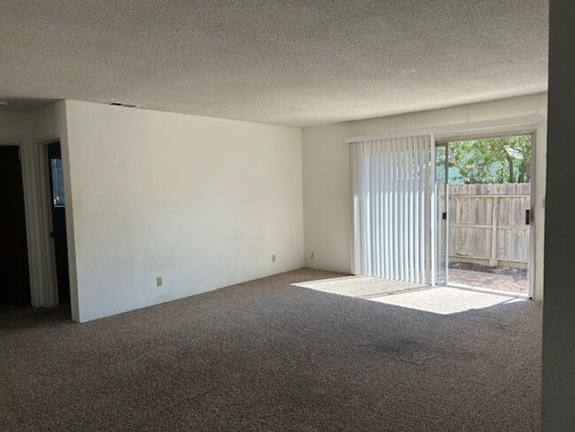 Building Photo - Large 2 bedroom 1.5 Bath Westside Duplex (...