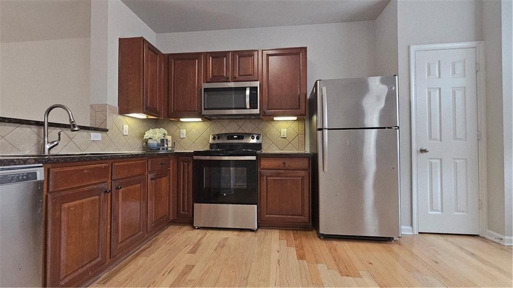 Building Photo - 2190 Landing Walk Dr