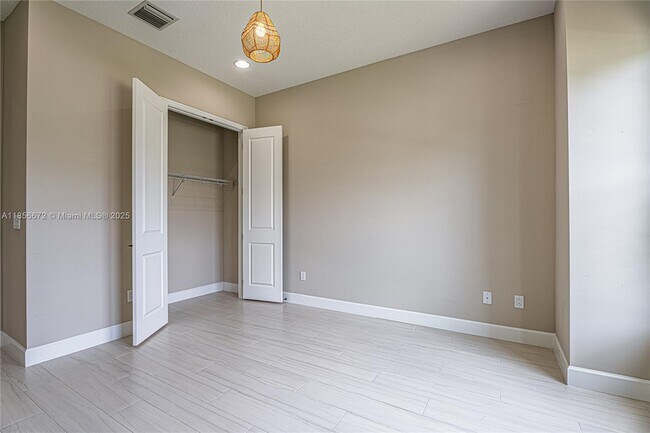 Building Photo - 15431 Goldfinch Cir