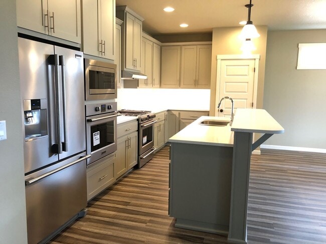 Building Photo - Like New Townhouse