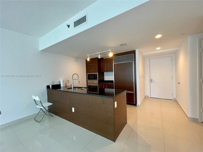Building Photo - 475 Brickell Ave