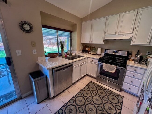 Building Photo - 2 bedroom Temecula home with a big backyar...