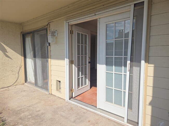 Building Photo - 10075 Westpark Dr