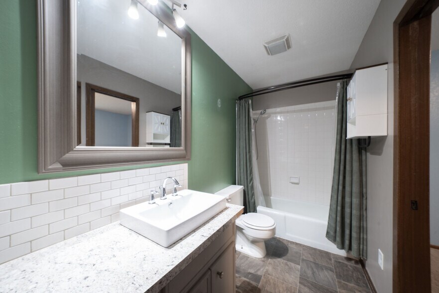 Building Photo - 617 N Willow Dr