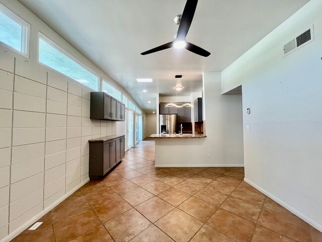 Building Photo - AVAILABLE NOW! 3 Bedroom 2 Bathroom POOL HOME in Palm Springs !