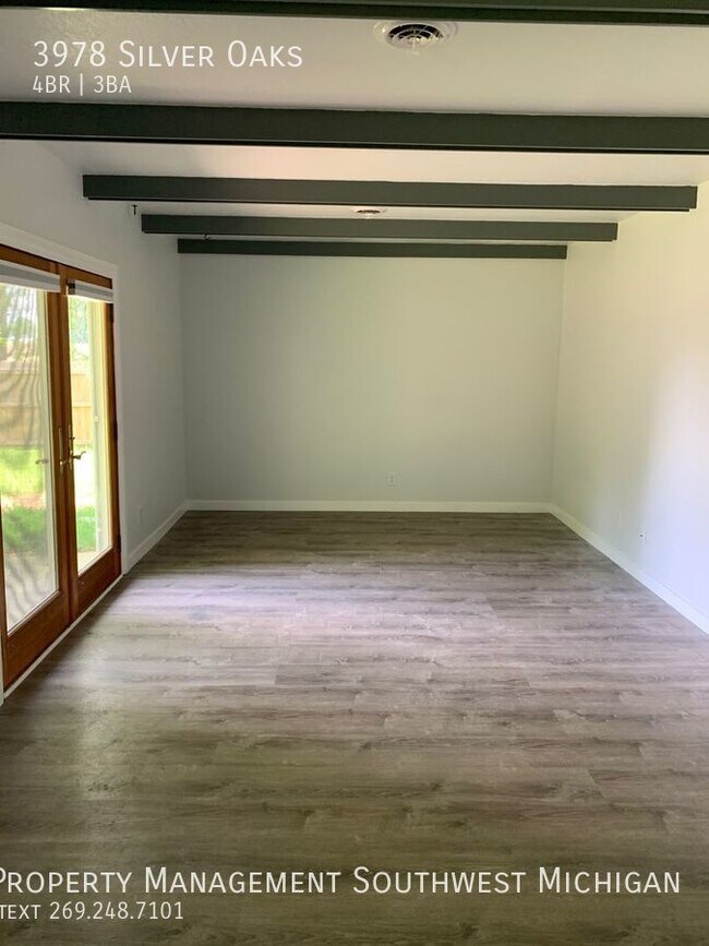 Building Photo - Beautiful farmhouse 4 bedroom, 2.5 bath ho...