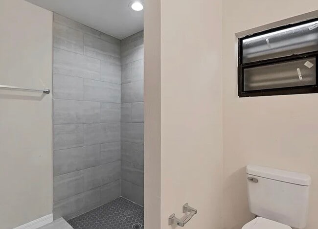 Building Photo - 116 SE 2nd Ave