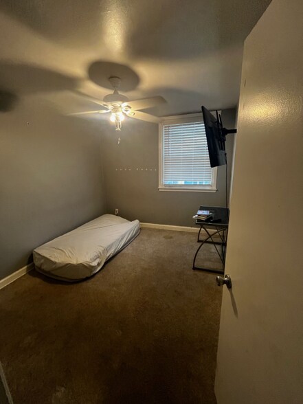 Building Photo - 2303 2nd St