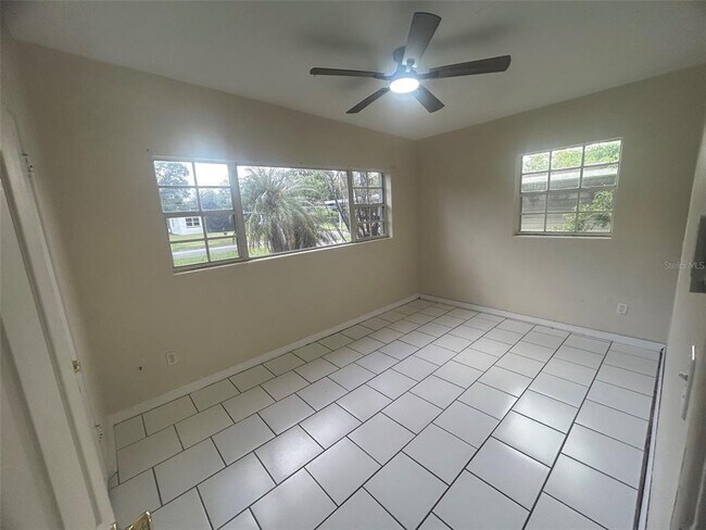 Building Photo - 127 Country Club Dr