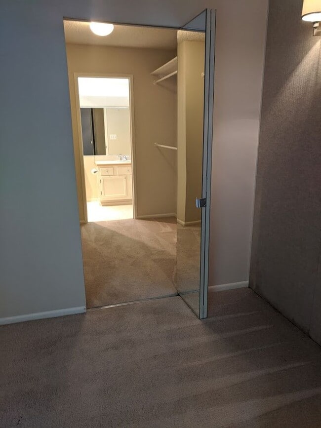 Building Photo - Mercer Island 2 bedroom Condo