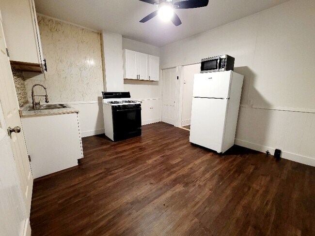 Building Photo - 1312 N Washington St