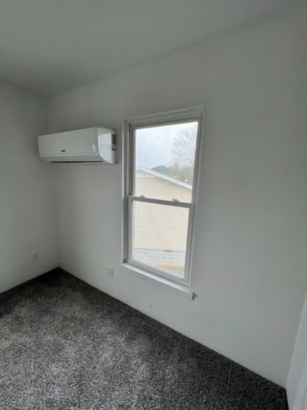 Building Photo - 206 S 4th St