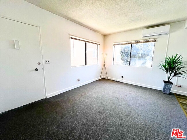 Building Photo - 1227 1/2 Normandie Ave