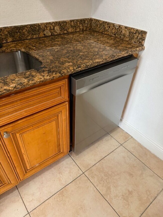 Building Photo - Privately owned 3 bedroom condo