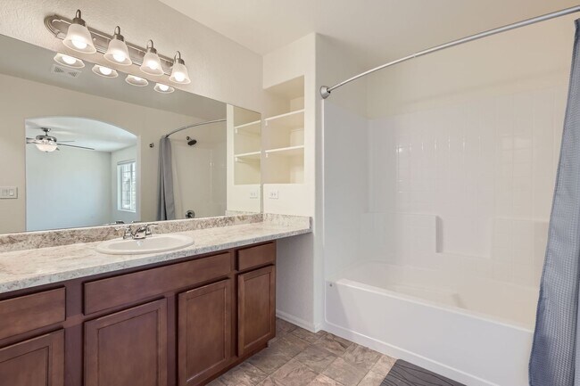Building Photo - 3 bedroom townhome on north side, attached...
