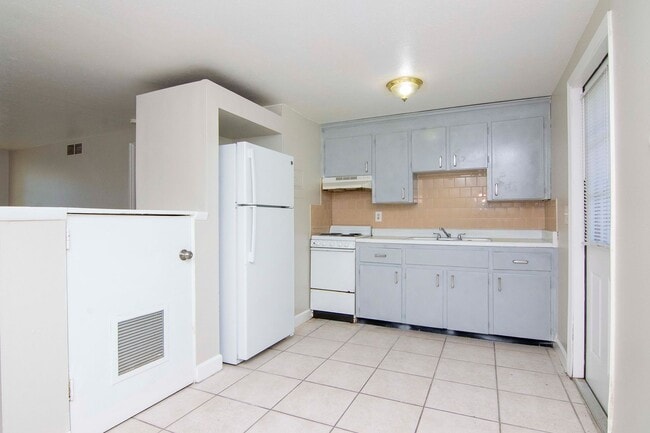 Building Photo - Great Location - 1 Bedroom 1 Bath Duplex w/ Backyard