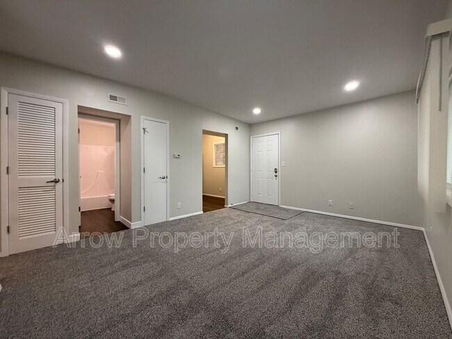 Building Photo - 526 S 25th St