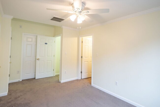 Building Photo - 719 N Vermont St