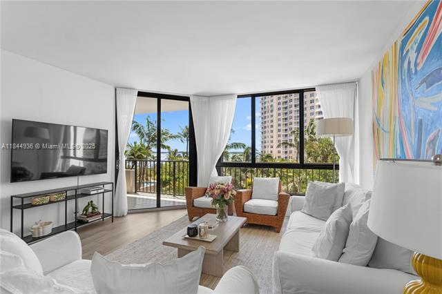 Building Photo - 520 Brickell Key Dr