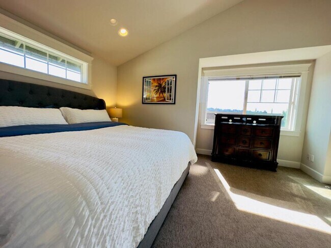 Building Photo - East Lake Town House