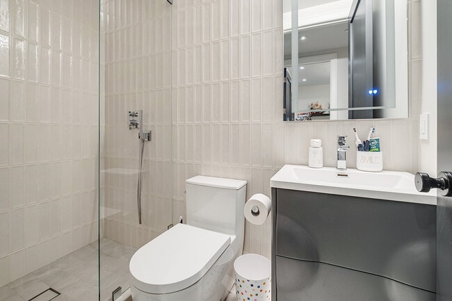 Building Photo - 463 Duncan St