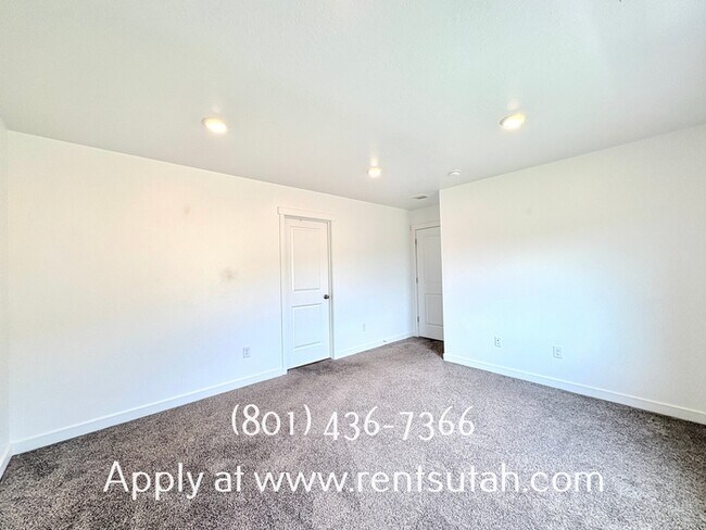 Building Photo - Lovely Santaquin Home