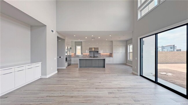 Building Photo - 217 Stage