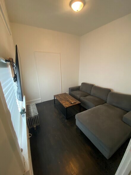 Primary Photo - 122 Wayne St