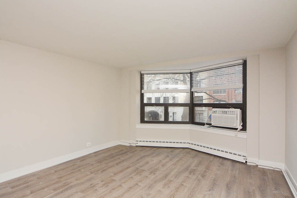 Building Photo - 450 W Wellington Ave