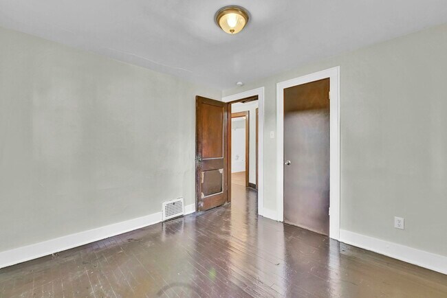 Building Photo - 1148 La Croix Ave