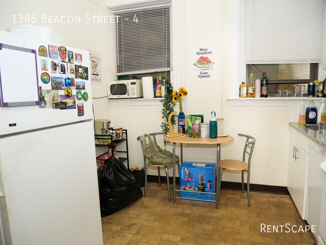 Building Photo - 1386 Beacon St