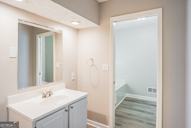 Building Photo - 301 Sandhurst Way SW